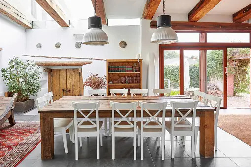 Décoration Méditerranéenne : Utilisation de Couleurs Chaudes et de Motifs Inspirés de la Nature dans un Investissement Locatif