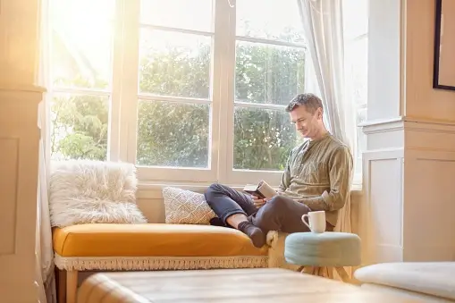 Comment Créer un Coin Lecture Confortable et Relaxant dans un Coin d’un Investissement Locatif