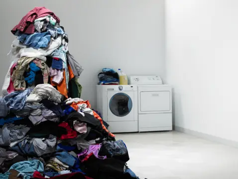 Solutions pour Organiser une Buanderie Fonctionnelle dans un Espace Restreint dans un Investissement Locatif