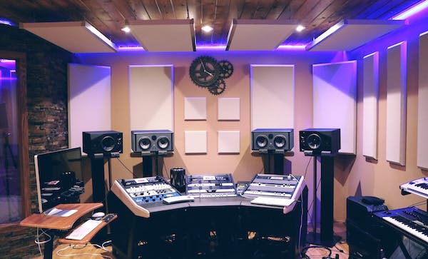 Guide Étape par Étape pour Maximiser l’Utilisation de l’Espace de Rangement dans un Studio