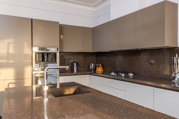 Équipements de Cuisine Indispensables pour les Locataires d’un Investissement Locatif Meublé